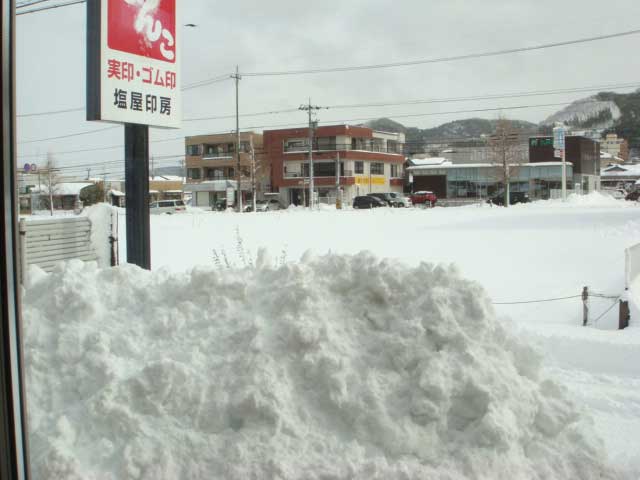 店の外は雪景色