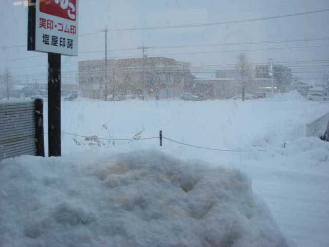 外は雪景色です