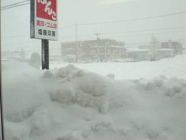 店の外は雪国