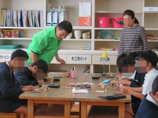 出前ものづくり講座ではんこ彫刻指導です。