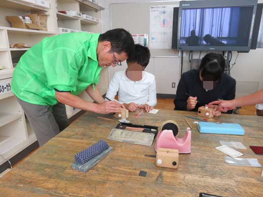 出前ものづくり講座でのはんこ彫刻指導です。