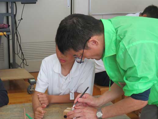 出前ものづくり講座でのはんこ彫刻指導です。