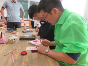 出前ものづくり講座でのはんこ彫刻指導です。