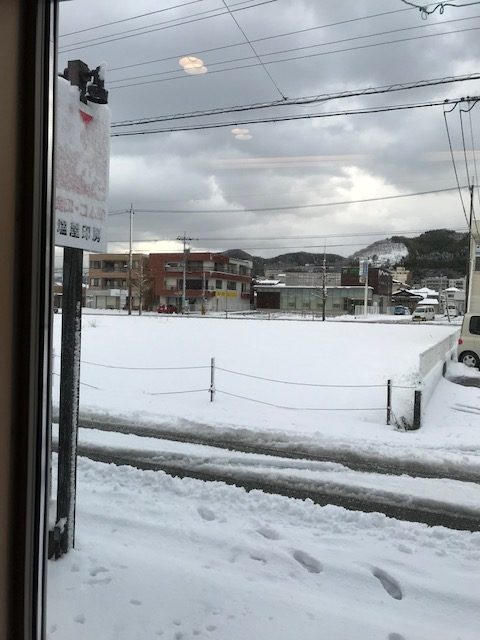 外は銀世界です。