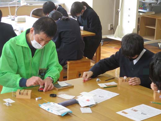 野々市市館野小学校のはんこ彫り体験講座です。