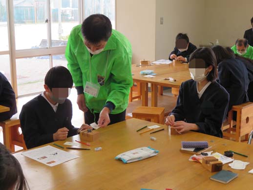 野々市市館野小学校のはんこ彫り体験講座です。