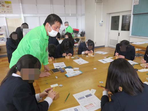 野々市市館野小学校のはんこ彫り体験講座です。