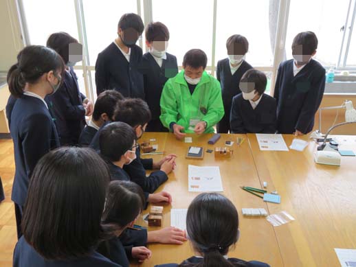 野々市市館野小学校のはんこ彫り体験講座です。