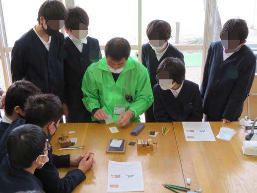 野々市市館野小学校のはんこ彫り体験講座です。