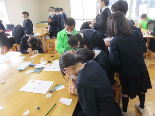 野々市市館野小学校のはんこ彫り体験講座です。