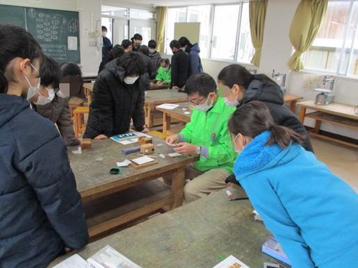 能美市立寺井小学校での「出前はんこ講座」です。