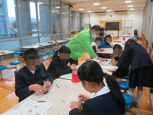 かほく市立金津小学校での出前はんこ講座です。